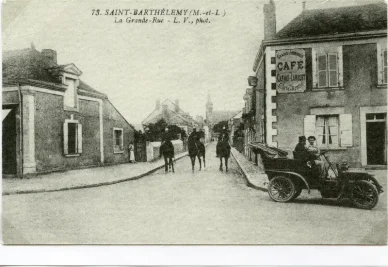 La grande rue. Un carrefour avec 3 chevaux et une voiture. Photo ancienne