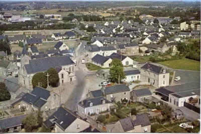 Une ancienne vue du ciel de la ville, avec sur le côté gauche l’