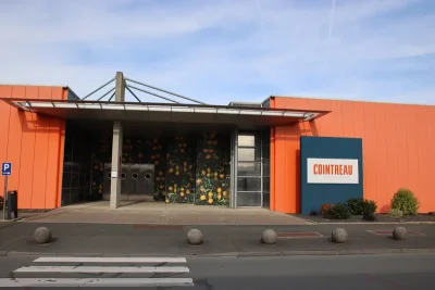 La façade orange du musée cointreau dans la zone industrielle de Saint-Barthélemy-d’Anjou