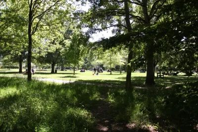 Le parc de Pignerolle avec son aire de jeux et des enfants qui joue au soleil