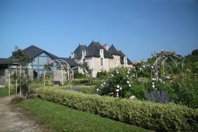 Le Manoir de la Ranloue vu depuis ses jardins