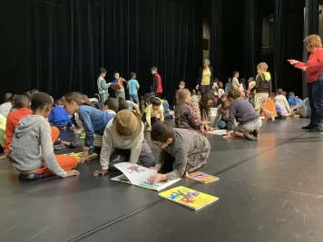 Groupe d'enfants sur scène théatre 