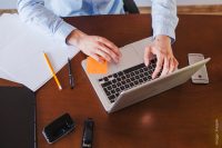 homme bureau ordinateur
